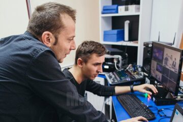 Steve și Cătălin coordonează echipa