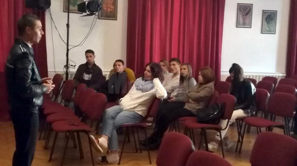 Acțiunea „Educă-l, nu-l lovi! Stop violența!”, pentru elevi și tineri instituționalizați, la Fălticeni