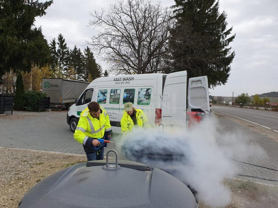 Containerele de gunoi din Suceava, igienizate periodic, inclusiv cu abur fierbinte