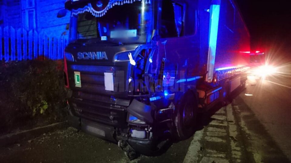 Un tir a ajuns pe calea ferată, după ce a intrat în coliziune cu un altul, joi seara, la Iacobeni Un tir a ajuns pe calea ferată, după ce a intrat în coliziune cu un altul, joi seara, la Iacobeni