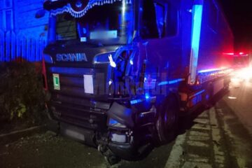 Un tir a ajuns pe calea ferată, după ce a intrat în coliziune cu un altul, joi seara, la Iacobeni