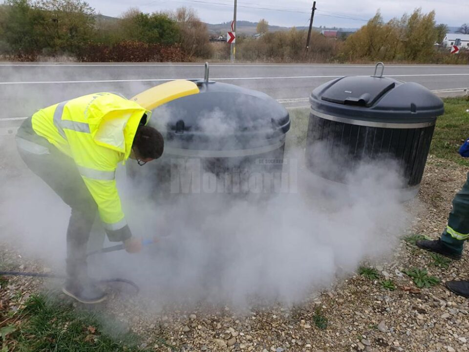 Containerele de gunoi din Suceava, igienizate periodic, inclusiv cu abur fierbinte