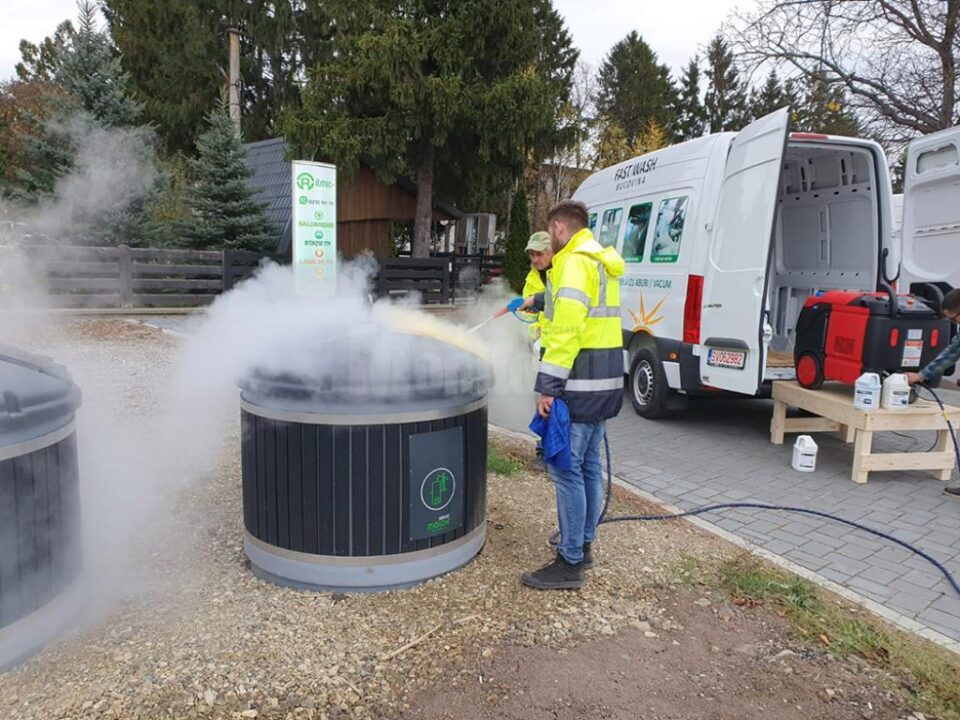Containerele de gunoi din Suceava, igienizate periodic, inclusiv cu abur fierbinte