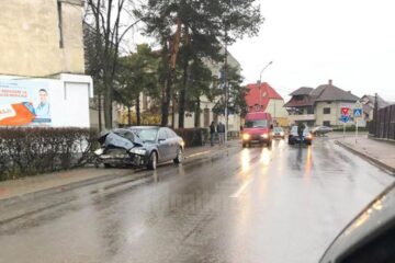 Impactul s-a produs în apropierea Colegiului Național ”Eudoxiu Hurmuzachi” din oraș, într-o intersecție cu strada General Iacob Zadik