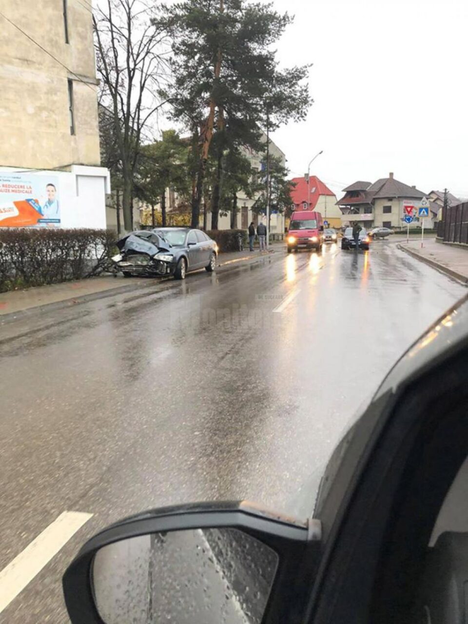 Impactul s-a produs în apropierea Colegiului Național ”Eudoxiu Hurmuzachi” din oraș, într-o intersecție cu strada General Iacob Zadik