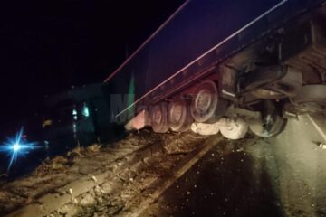 În urma impactului, un tir a ajuns cu cabina pe calea ferată