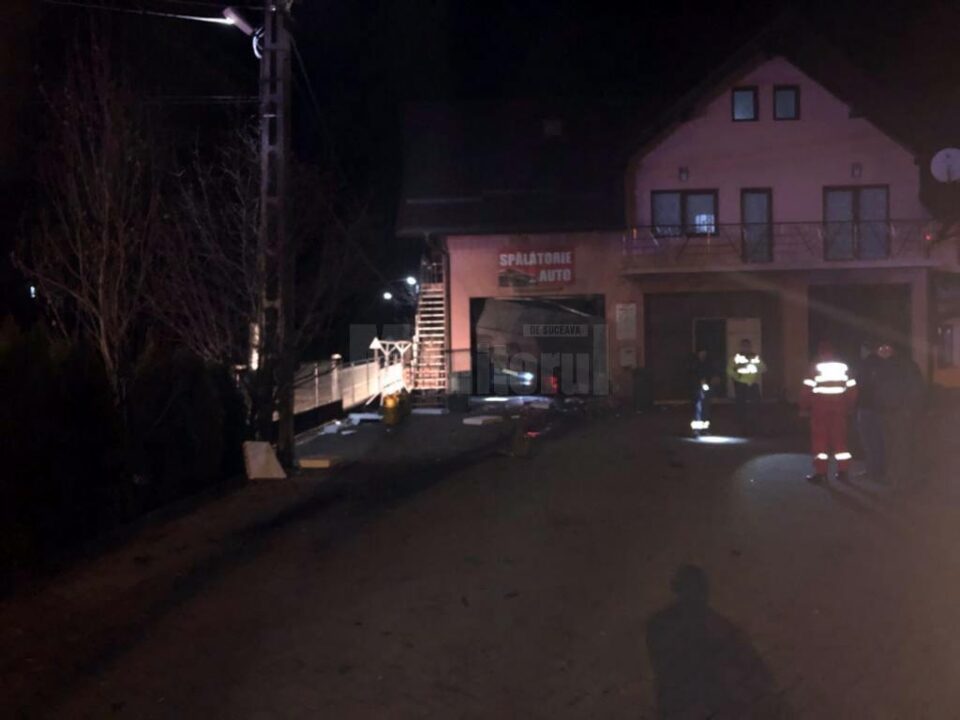 Mașina s-a oprit în zidul interior al unei spălătorii