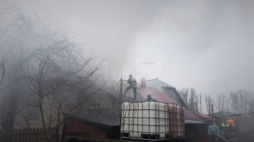 Aproape două ore s-au chinuit pompierii să stingă un incendiu la o gospodărie din Satu Mare