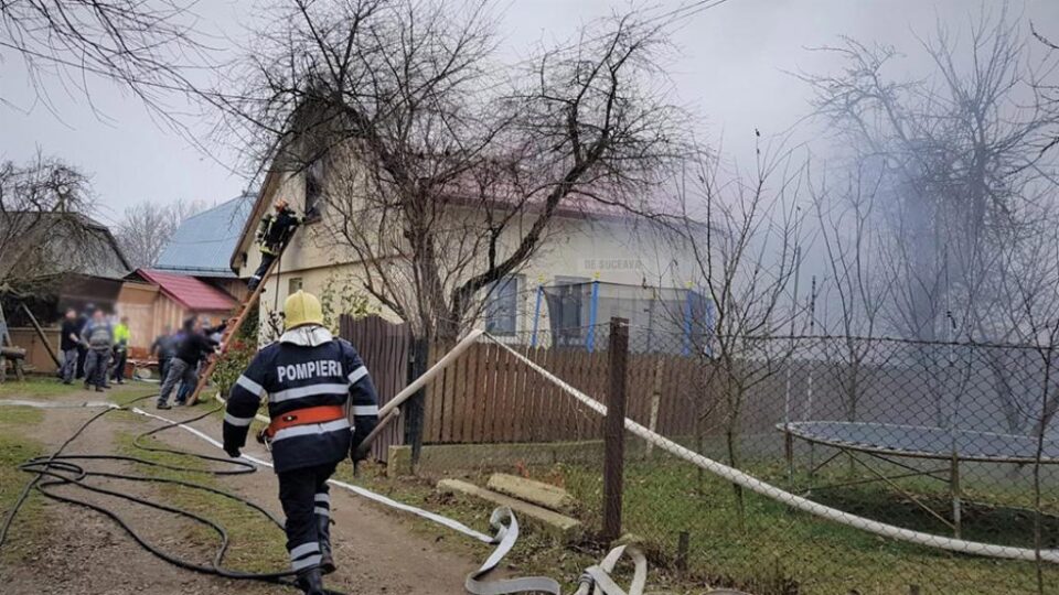 Aproape două ore s-au chinuit pompierii să stingă un incendiu la o gospodărie din Satu Mare