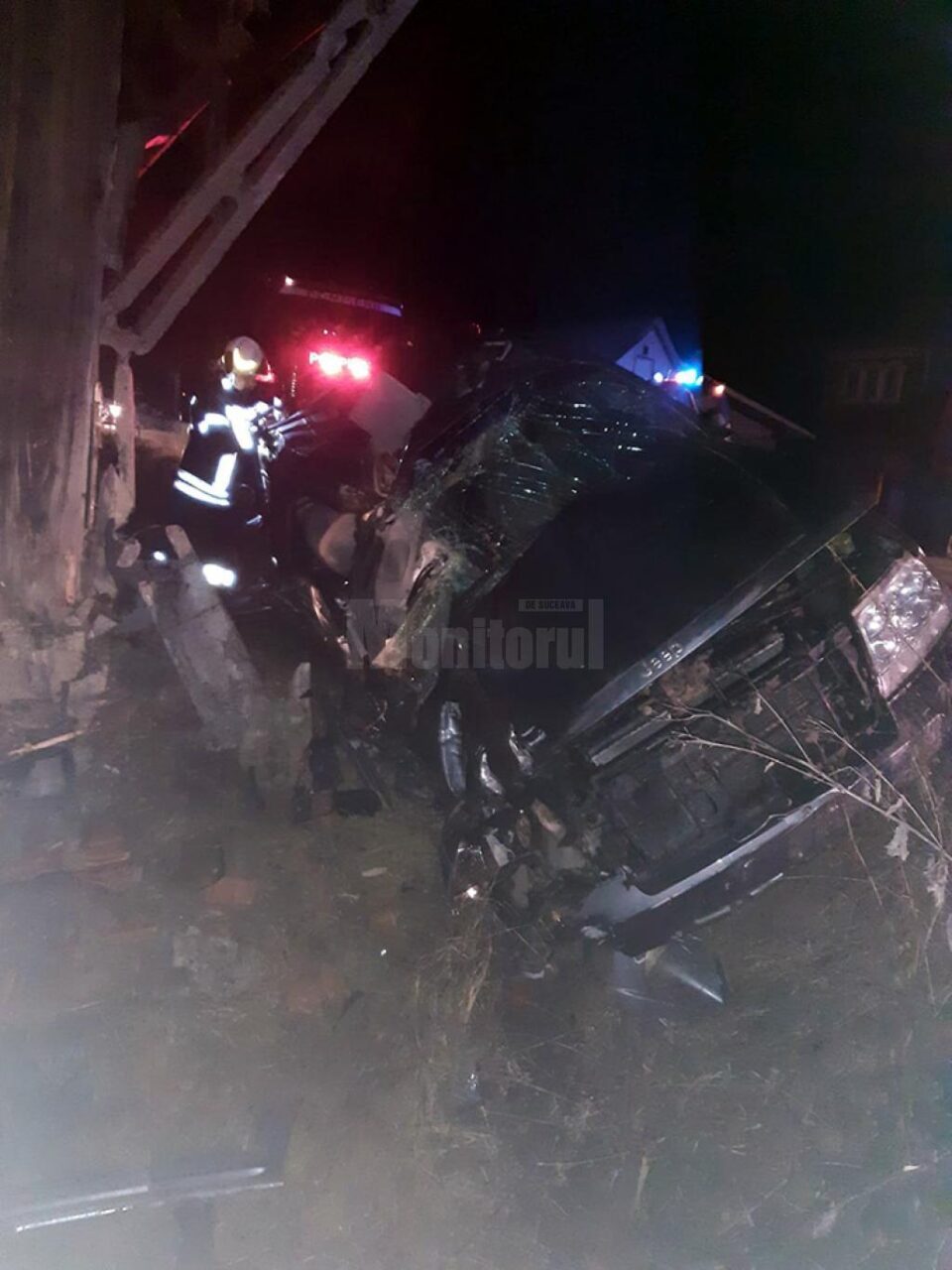 Un tânăr fără permis a rupt cu mașina un stâlp de beton și a ajuns în stare gravă la spital