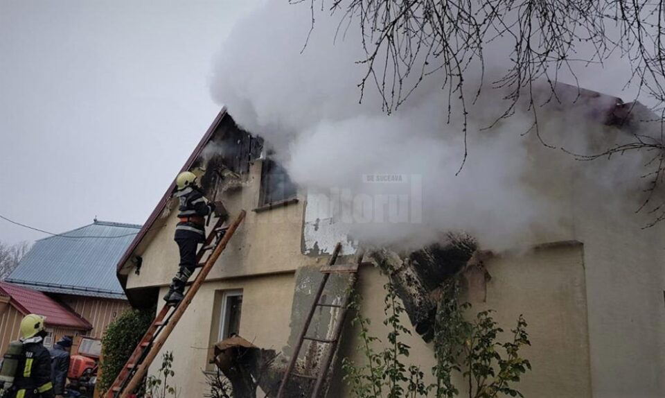Aproape două ore s-au chinuit pompierii să stingă un incendiu la o gospodărie din Satu Mare
