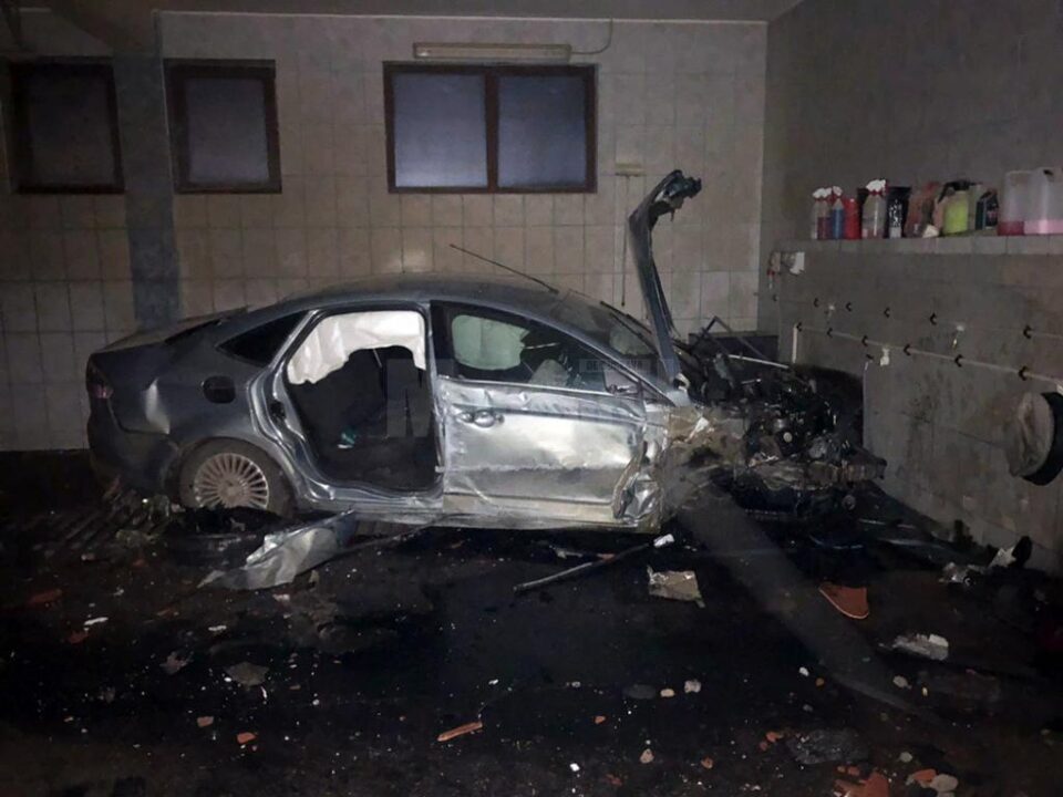 Mașina s-a oprit în zidul interior al unei spălătorii