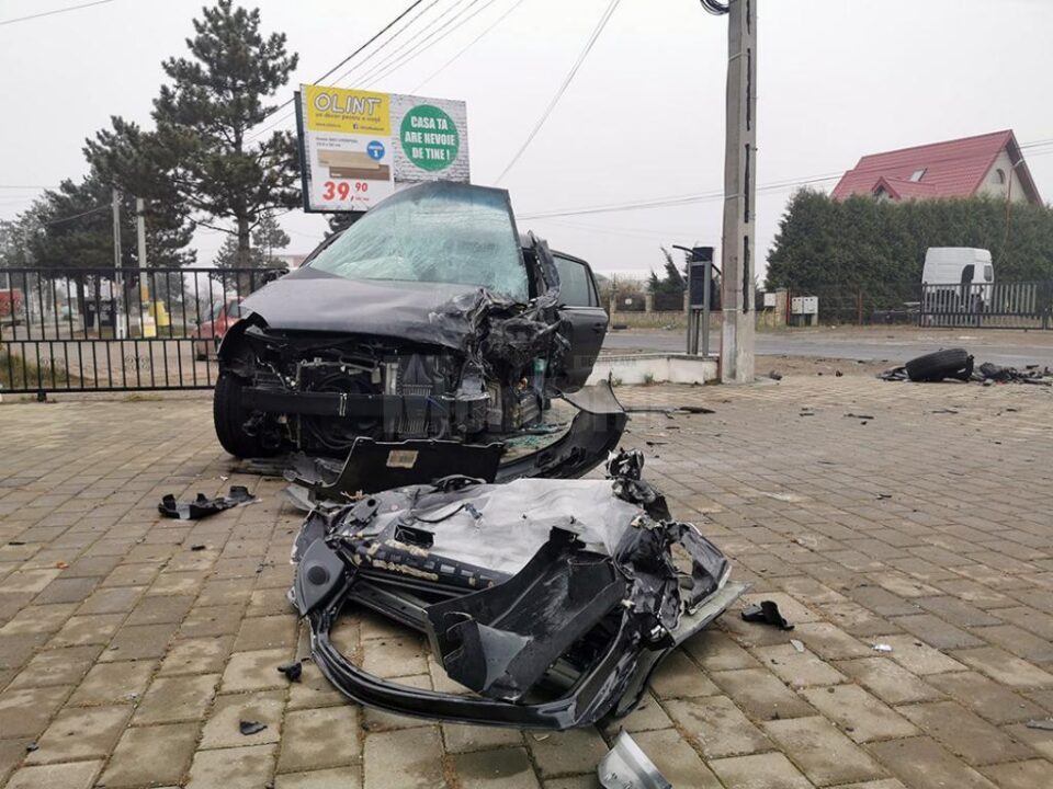Accident rutier grav, cu două persoane încarcerate, la ieșirea din municipiul Rădăuți Accident rutier grav, cu două persoane încarcerate, la ieșirea din municipiul Rădăuți