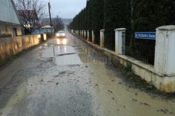 Strada Pictor Dumitru Dacian, înainte de refacerea stratului de balast, la finele săptămânii trecute