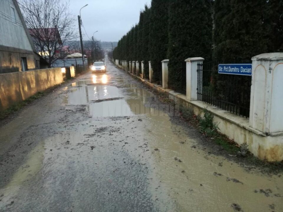 Strada Pictor Dumitru Dacian, înainte de refacerea stratului de balast, la finele săptămânii trecute Strada Pictor Dumitru Dacian, înainte de refacerea stratului de balast, la finele săptămânii trecute