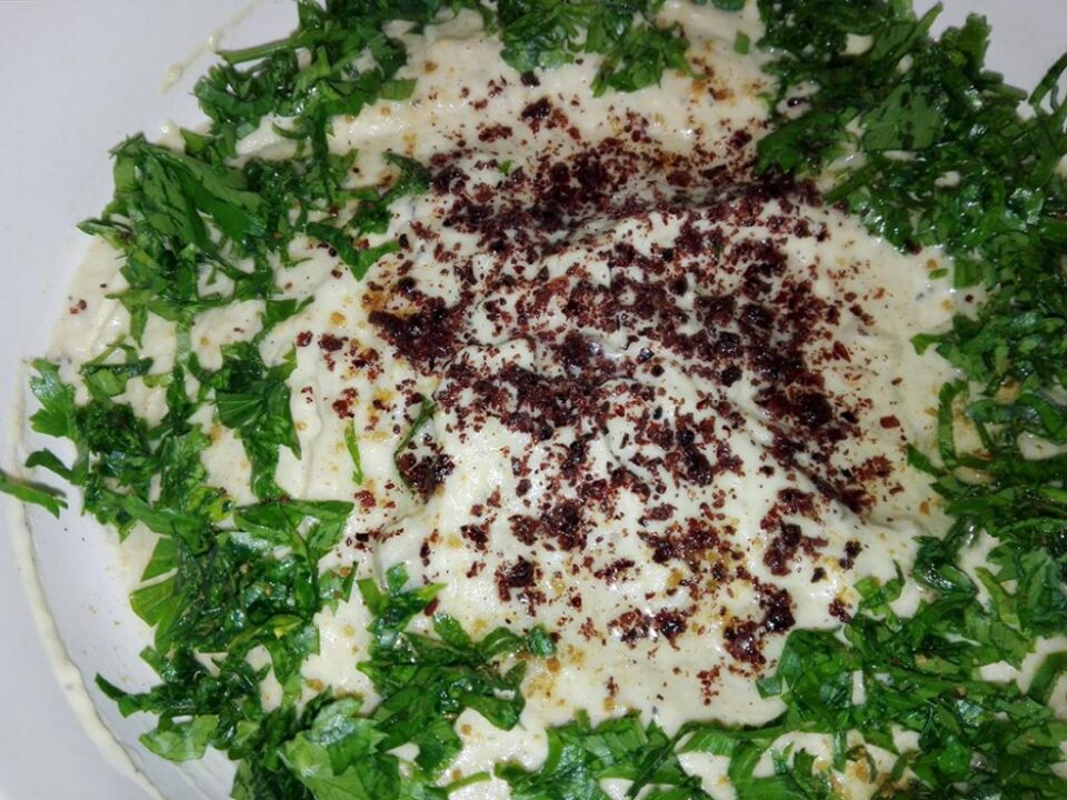 Salată de vinete ușoară, cu susan și smântână