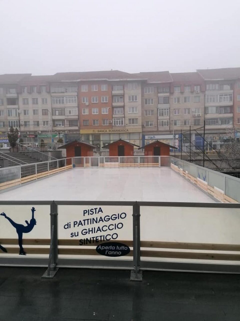 Patinoarulcu suprafață de teflon, din centrul Sucevei