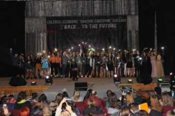 Bobocii si ceilalti organizatori, pe scena Balului Bobocilor organizat la Colegiul Economic Dimitrie Cantemir