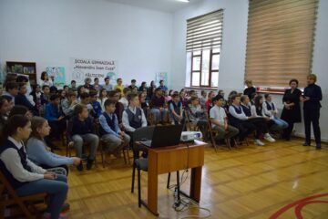 Scriitorul Grigore Ilisei s-a întors la școala la care a învățat