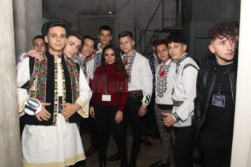 Participanti si organizatori ai spectacolului din cadrul balului Bobocilor