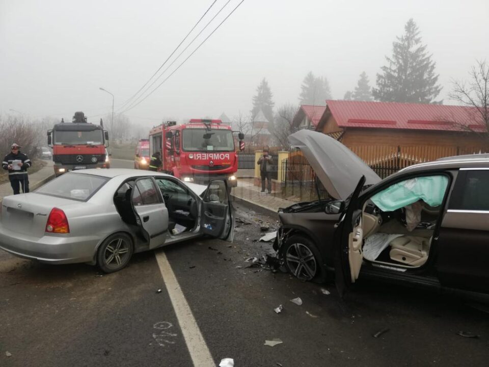 Accidentul s-a petrecut, dupa ce, cel mai probabil, unul dintre autoturisme a patruns pe contrasens