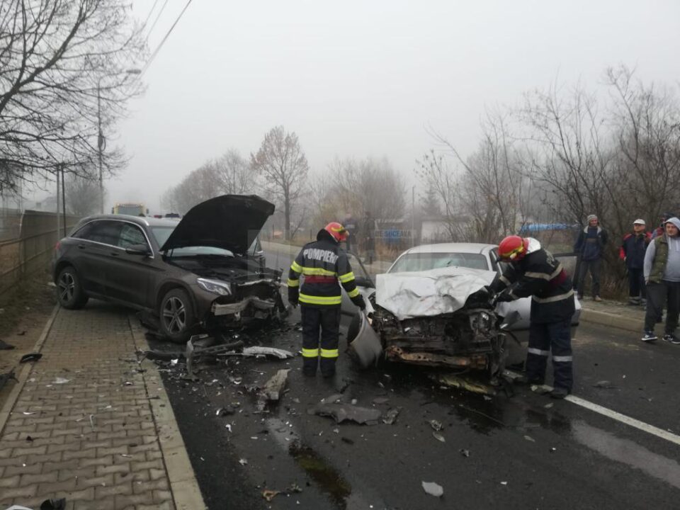 In urma impactului, o femeie care conducea unul dintre autoturisme a ramas incarcerata In urma impactului, o femeie care conducea unul dintre autoturisme a ramas incarcerata