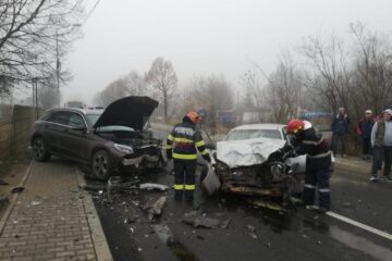 In urma impactului, o femeie care conducea unul dintre autoturisme a ramas incarcerata