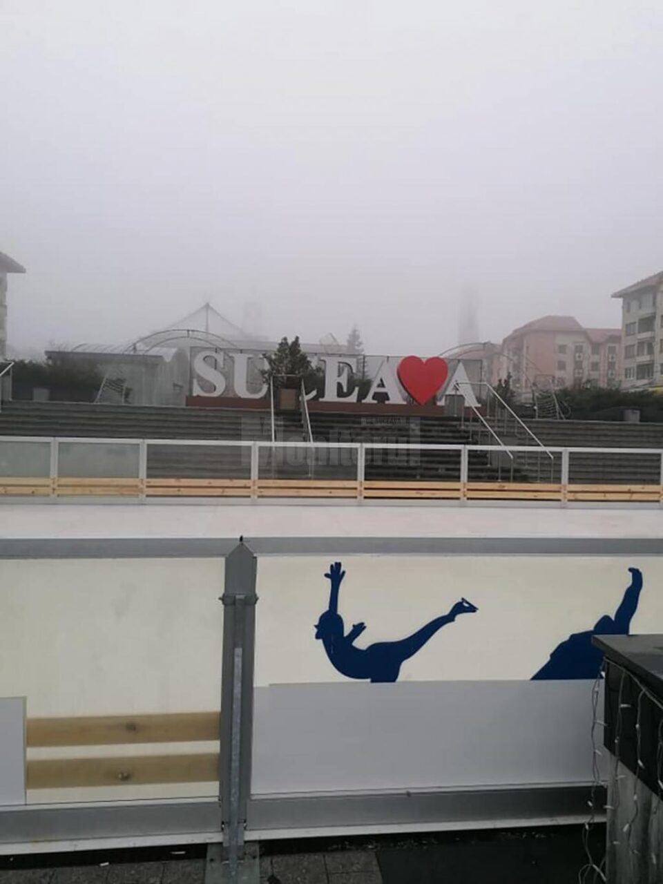 Patinoarul cu suprafață teflonată, din Centru, se deschide de joi, cu acces gratuit