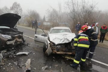 În urma impactului, femeia a rămas încarcerata în masina Hyundai, ambele autoturisme fiind avariate grav