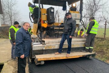 Flutur a apreciat activitatea primarului din Comănești în ceea ce privește asfaltarea drumurilor