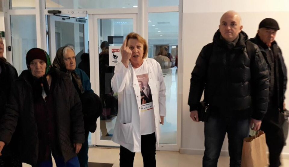 Protestul celor doi medici si al pacientilor de la Geriatrie