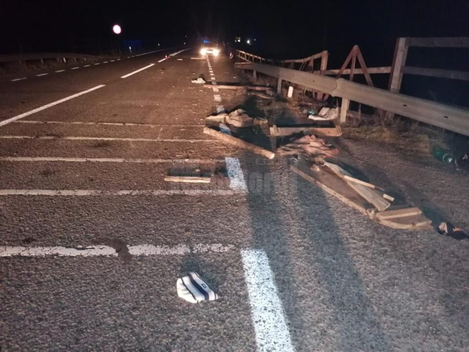 Accident cu doi răniți, după un impact violent între o mașină și o căruță