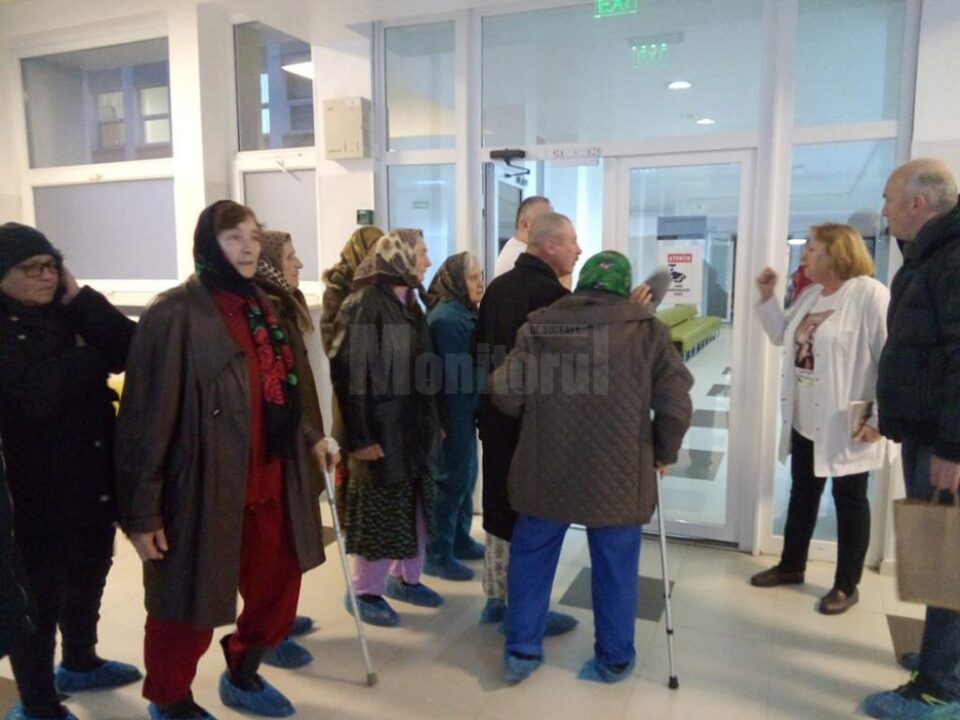 Pacienți ai dr. Nicoleta Boldeanu își susțin medicul, în fața directorului medical, dr. Mircea Macovei