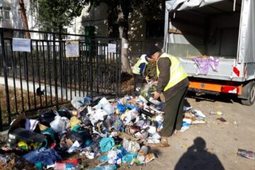 Gunoi menajer aruncat pe stradă, în loc să fie dus la punctele de colectare amenajate