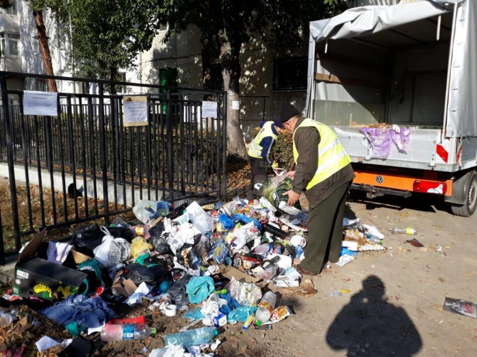 Gunoi menajer aruncat pe stradă, în loc să fie dus la punctele de colectare amenajate