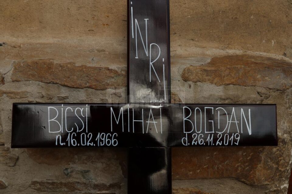 Crucea care va sta la mormantul lui Bogdan Bicsi
