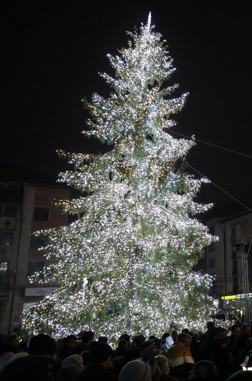 Luminile de sărbătoare s-au aprins în centrul Sucevei, de Ziua Bucovinei, în prezența a mii de oameni