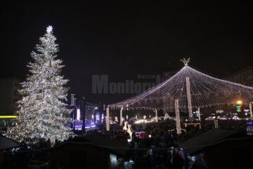 Luminițele din bradul de 15 metri, apoi cele din cupolă și cele din decorațiunile de iarnă, s-au aprins, creând o atmosferă feerică