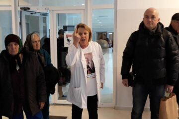 Dr. Nicoleta Boldeanu, dr. Anatol Burlacioc și pacienți ai secției Geriatrie, la protest