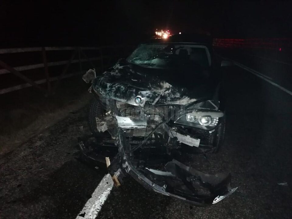 Autoturismul BMW a intrat violent într-o căruță