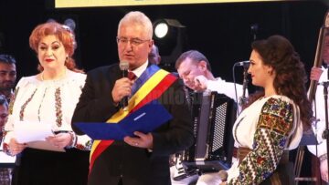 Regal folcloric oferit sucevenilor de Laura Olteanu și Orchestra Fraților Advahov din Chișinău