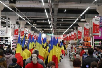 Stegarii Auchan au oferit clienților un spectacol special, de Ziua Națională a României 2