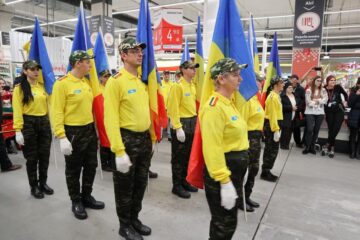 Stegarii Auchan au oferit clienților un spectacol special, de Ziua Națională a României 4