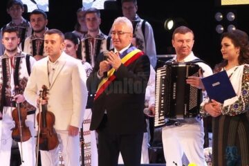 Regal folcloric oferit sucevenilor de Laura Olteanu și Orchestra Fraților Advahov din Chișinău