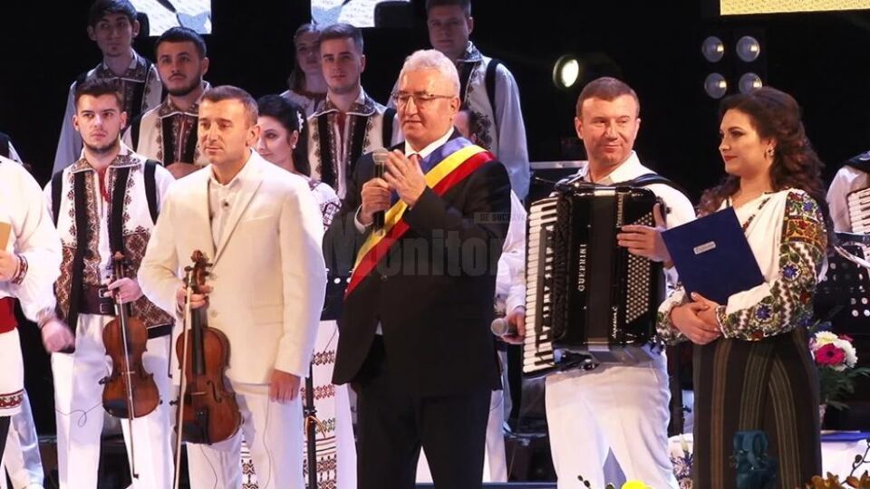 Regal folcloric oferit sucevenilor de Laura Olteanu și Orchestra Fraților Advahov din Chișinău