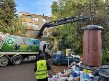 Gunoi menajer aruncat pe stradă, în loc să fie dus la punctele de colectare amenajate