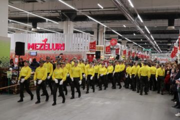 Stegarii Auchan au oferit clienților un spectacol special, de Ziua Națională a României 6