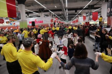 Stegarii Auchan au oferit clienților un spectacol special, de Ziua Națională a României 7