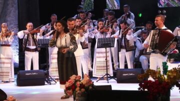 Regal folcloric oferit sucevenilor de Laura Olteanu și Orchestra Fraților Advahov din Chișinău