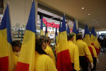 Stegarii Auchan au oferit clienților un spectacol special, de Ziua Națională a României 2